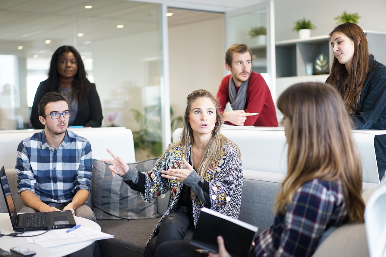 un groupe de jeunes travailleurs